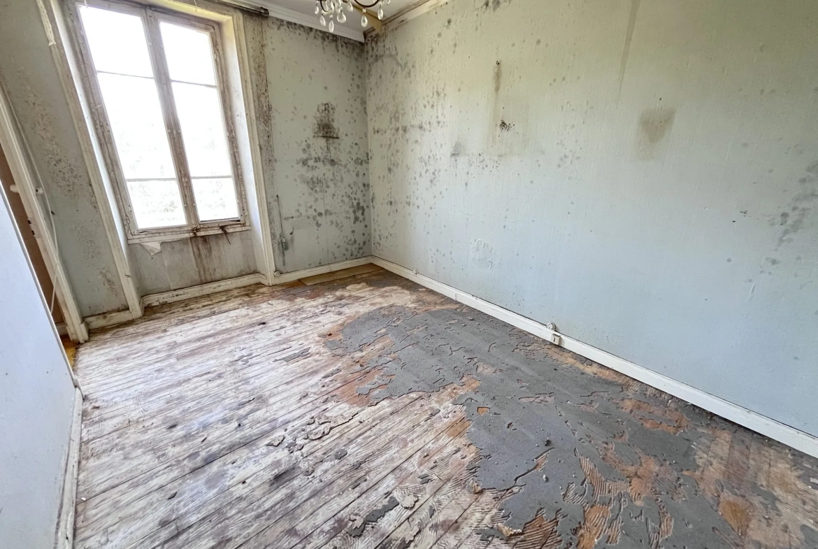 Chambre 2 Maison à rénover avec grand terrain et potentiel d'agrandissement à Ydes 