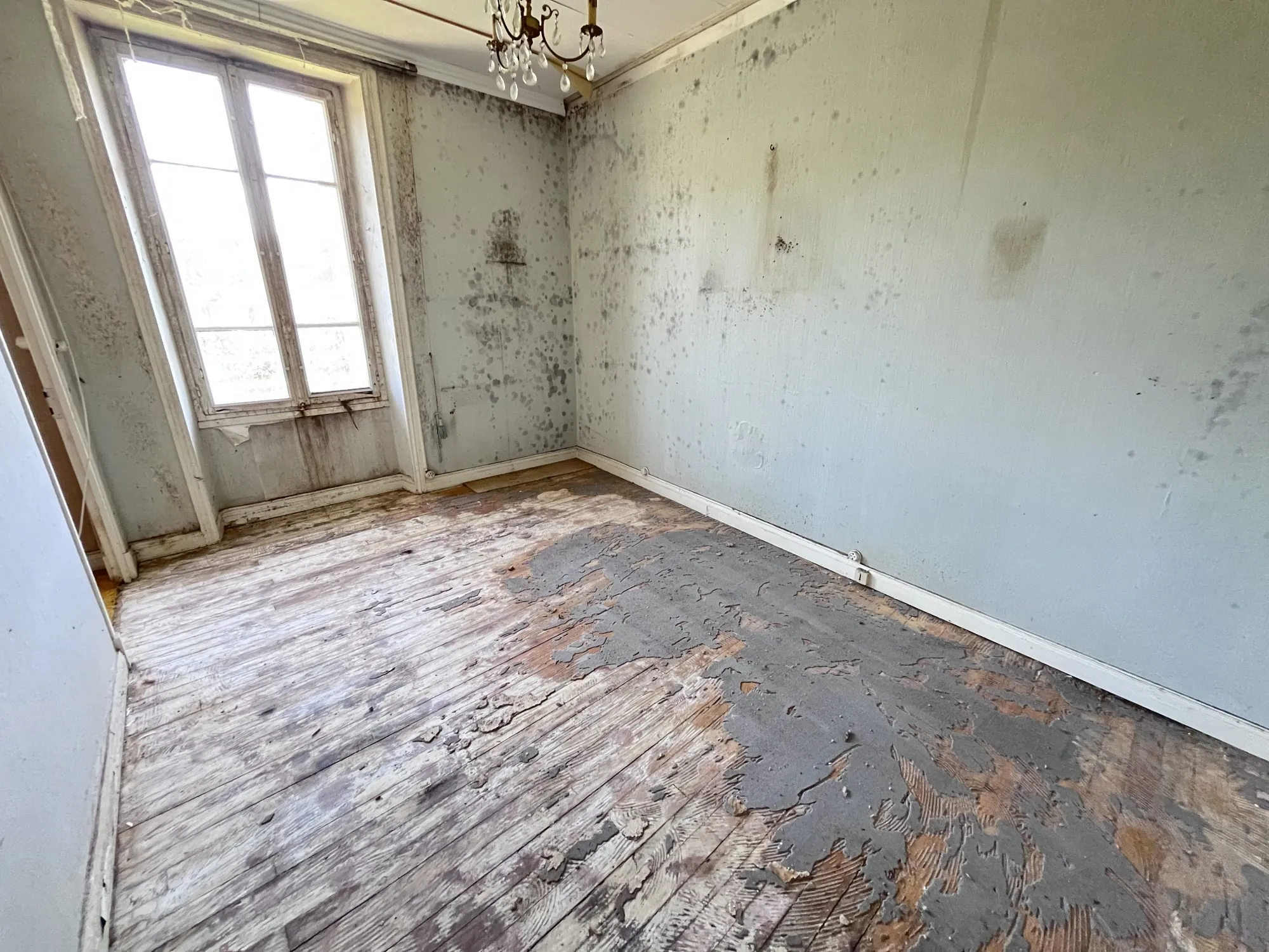 Chambre 2 Maison à rénover avec grand terrain et potentiel d'agrandissement à Ydes 