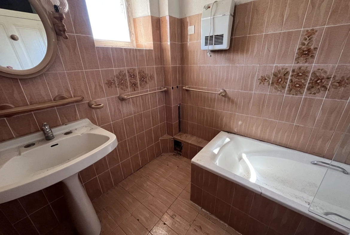 Salle de bain Maison à rénover avec grand terrain et potentiel d'agrandissement à Ydes 