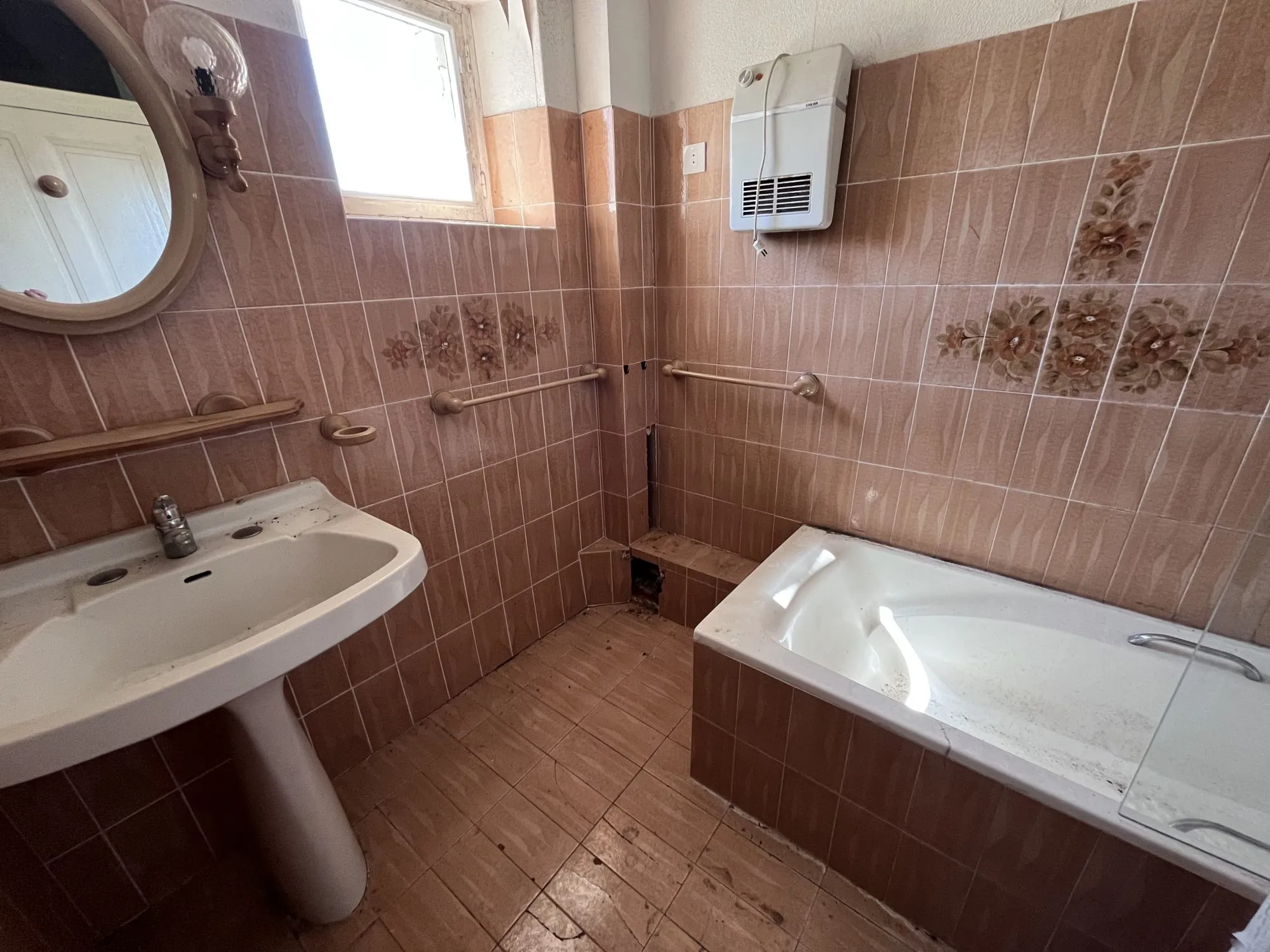 Salle de bain Maison à rénover avec grand terrain et potentiel d'agrandissement à Ydes 