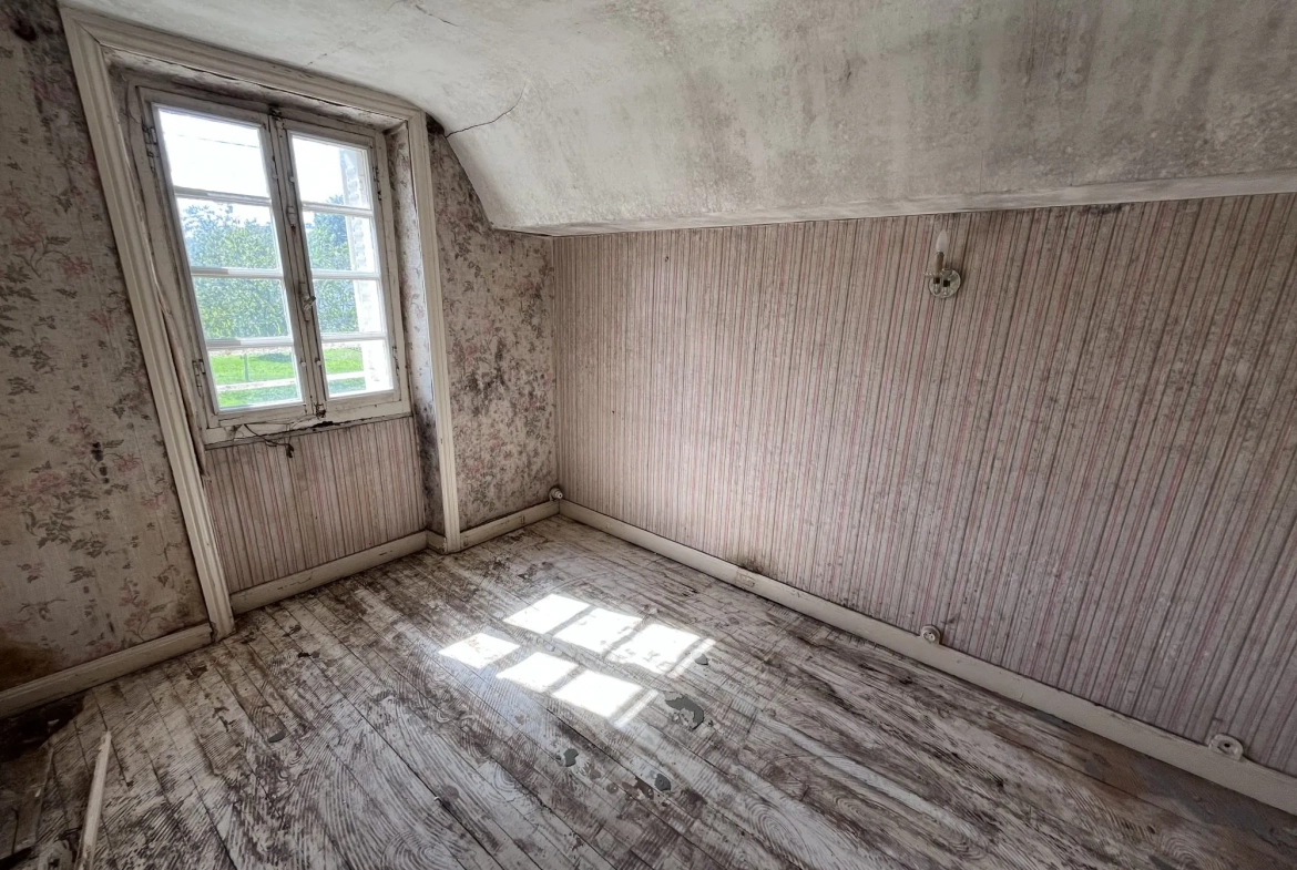 Bureau Maison à rénover avec grand terrain et potentiel d'agrandissement à Ydes 