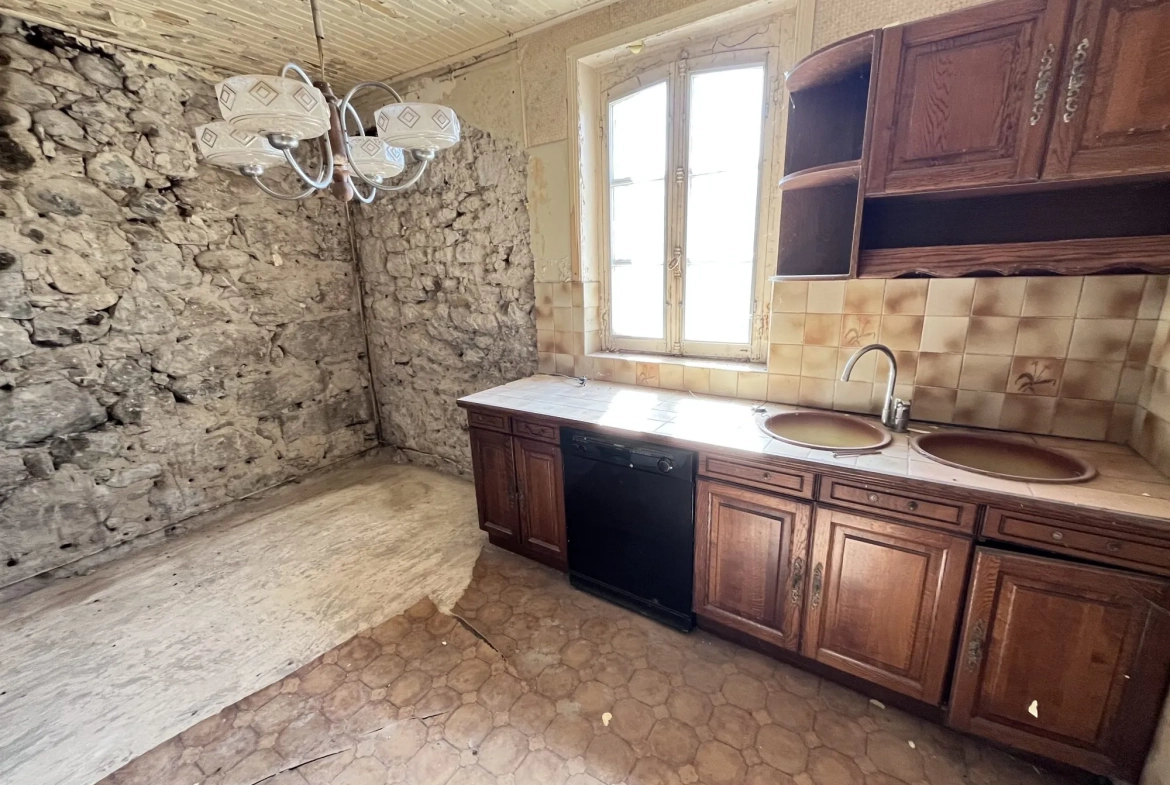 Cuisine Maison à rénover avec grand terrain et potentiel d'agrandissement à Ydes 