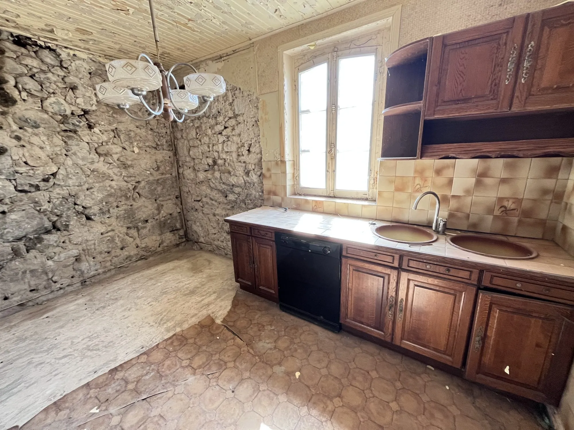 Cuisine Maison à rénover avec grand terrain et potentiel d'agrandissement à Ydes 