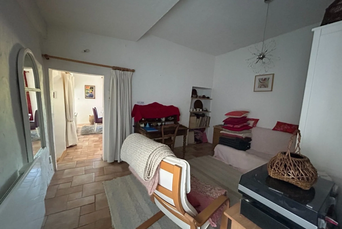 Spacieux Appartement T3 avec Vue à Vaugines, Luberon 