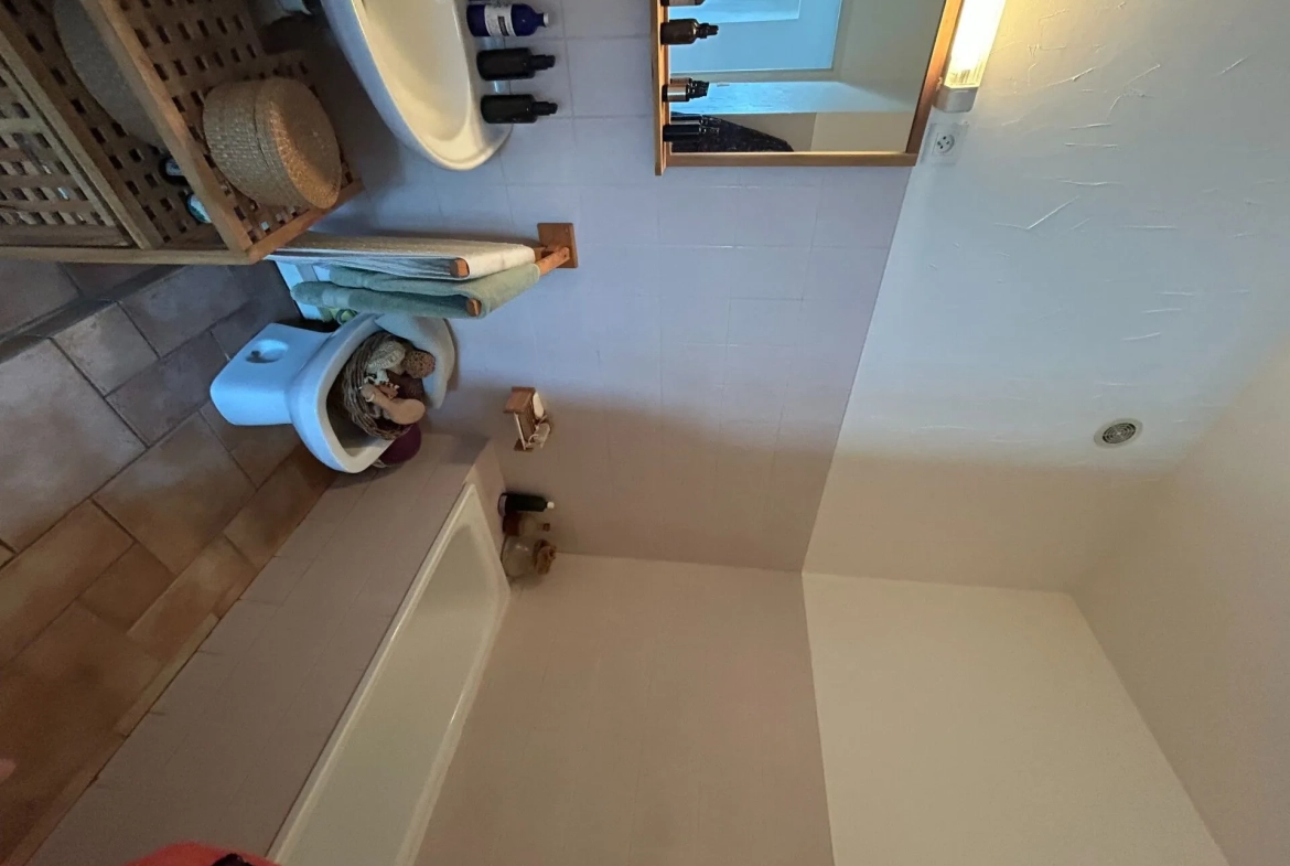 Spacieux Appartement T3 avec Vue à Vaugines, Luberon 