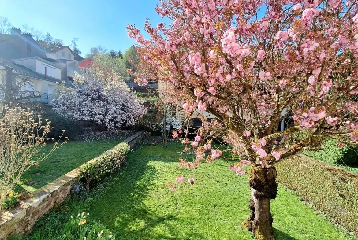 Maison de ville à Épinal 110 m² avec jardin, garage et travaux à prévoir 