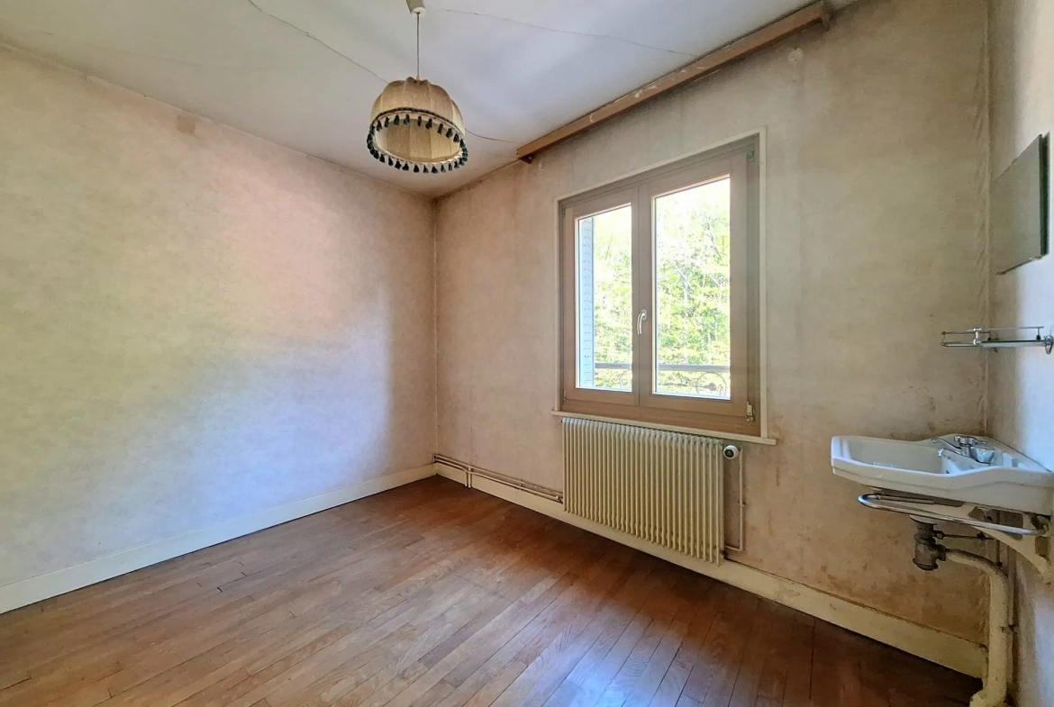 Maison de ville à Épinal 110 m² avec jardin, garage et travaux à prévoir 