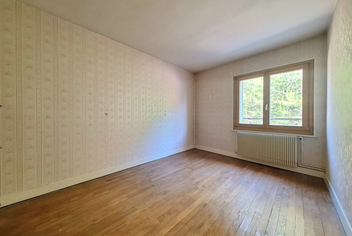 Maison de ville à Épinal 110 m² avec jardin, garage et travaux à prévoir 