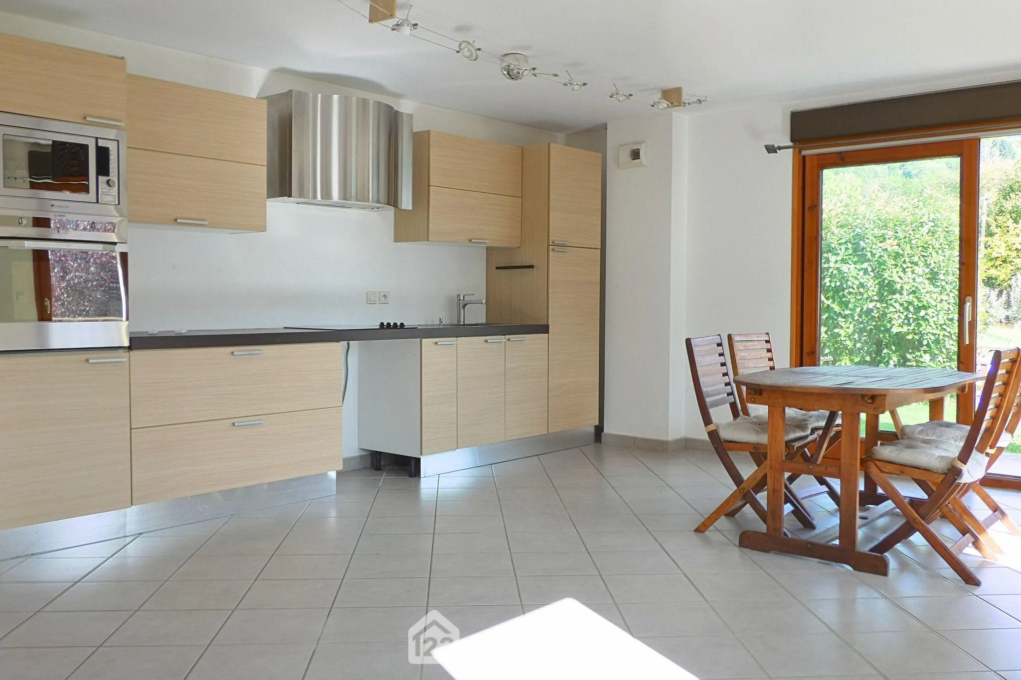 Spacieux appartement T3 avec jardin, garage et parking privé à Ugine 