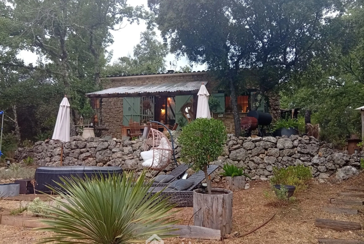 Cabanon en pierres autonome à vendre à Saint Antonin du Var avec vue dégagée 