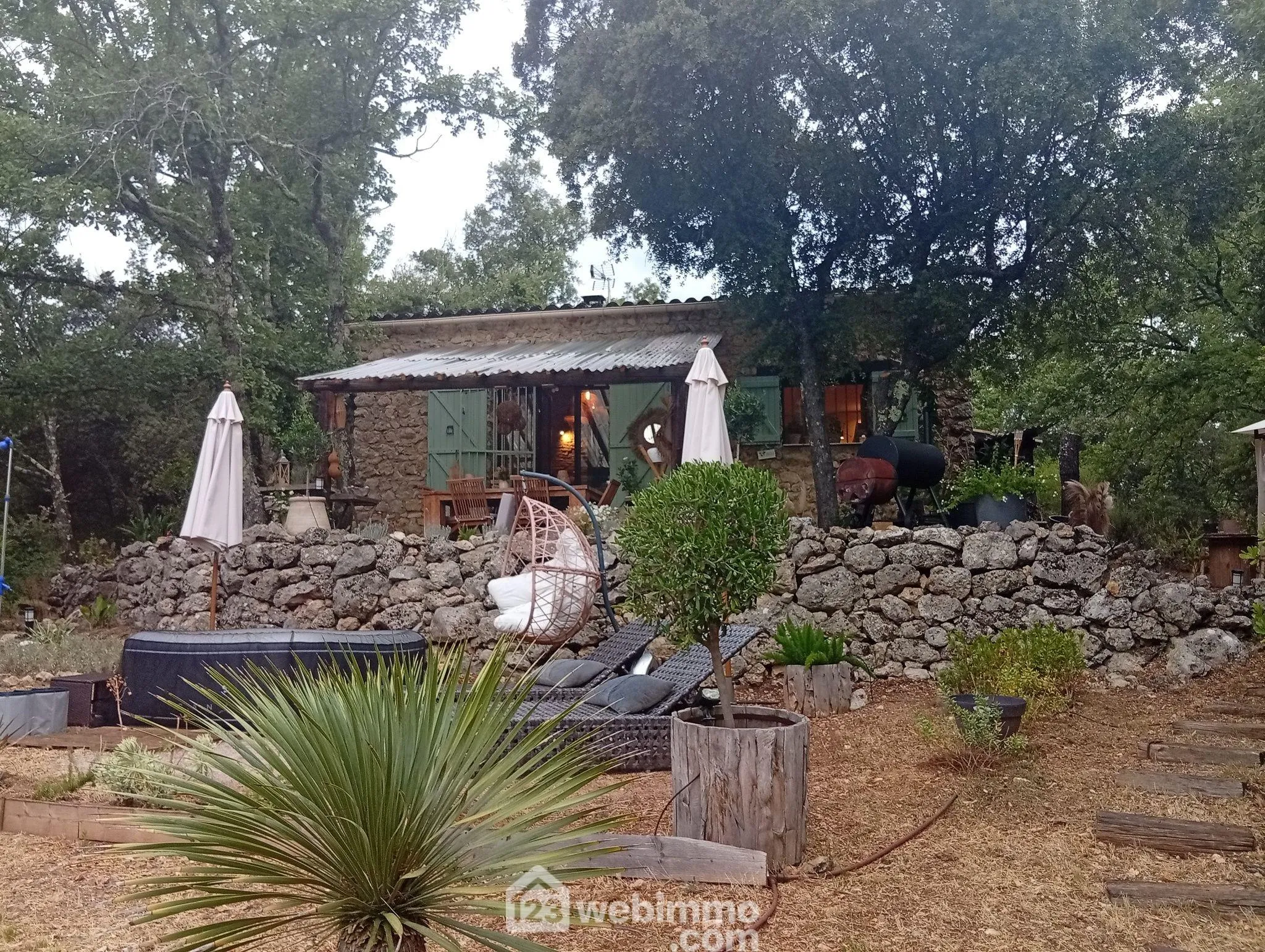 Cabanon en pierres autonome à vendre à Saint Antonin du Var avec vue dégagée 