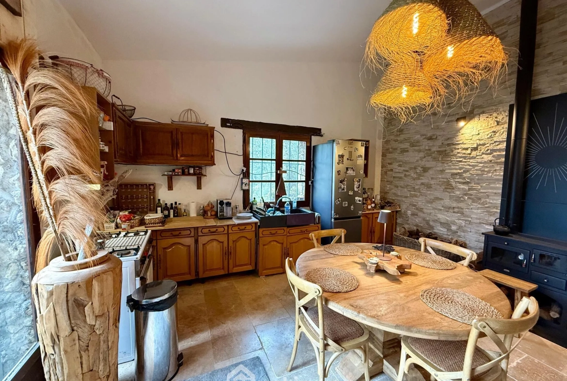 Cabanon en pierres autonome à vendre à Saint Antonin du Var avec vue dégagée 