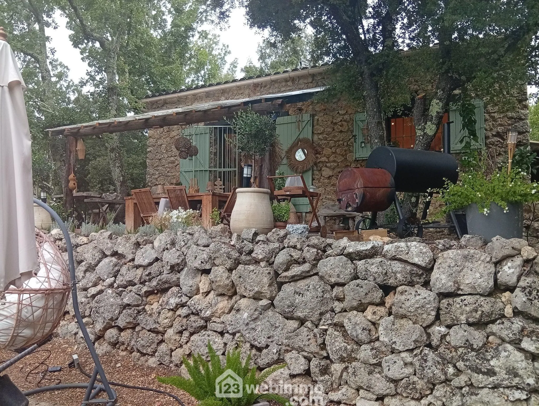 Cabanon en pierres autonome à vendre à Saint Antonin du Var avec vue dégagée 