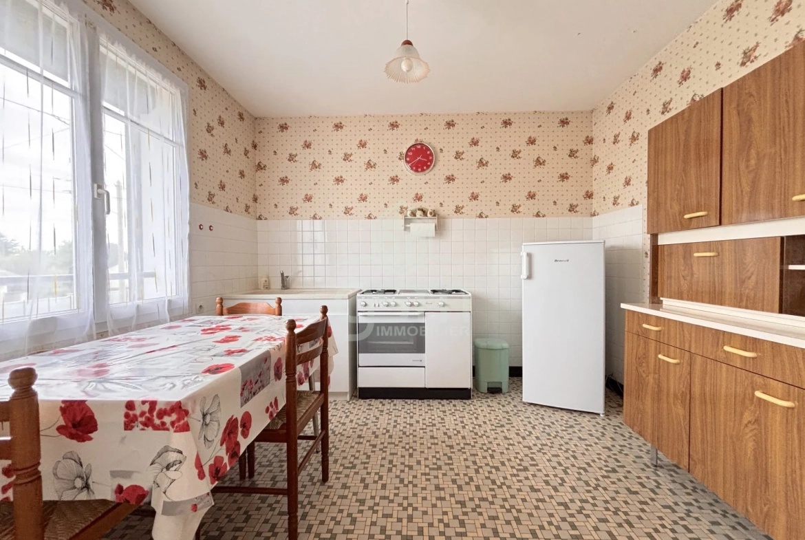 Maison à vendre à Maillé avec 3 chambres et terrain clos de 1541m² 