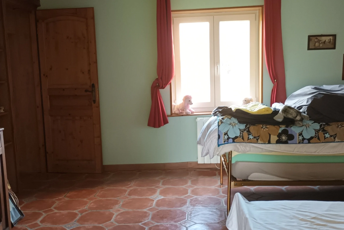 Maison à vendre à Chaumont-Porcien avec jardin et travaux à prévoir 