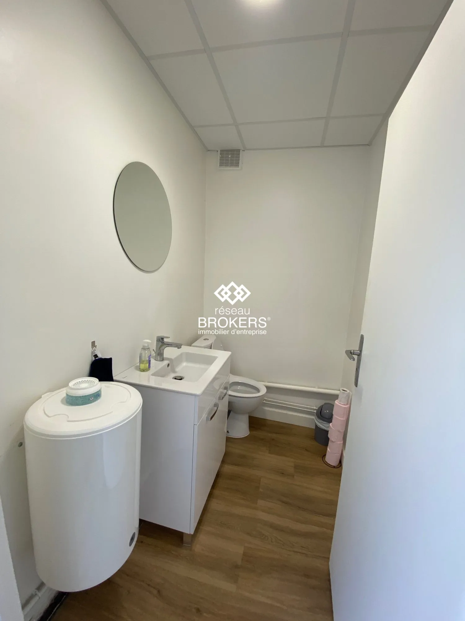 Bureaux commerciaux rénovés de 51 m² à Crolles - Emplacement stratégique 