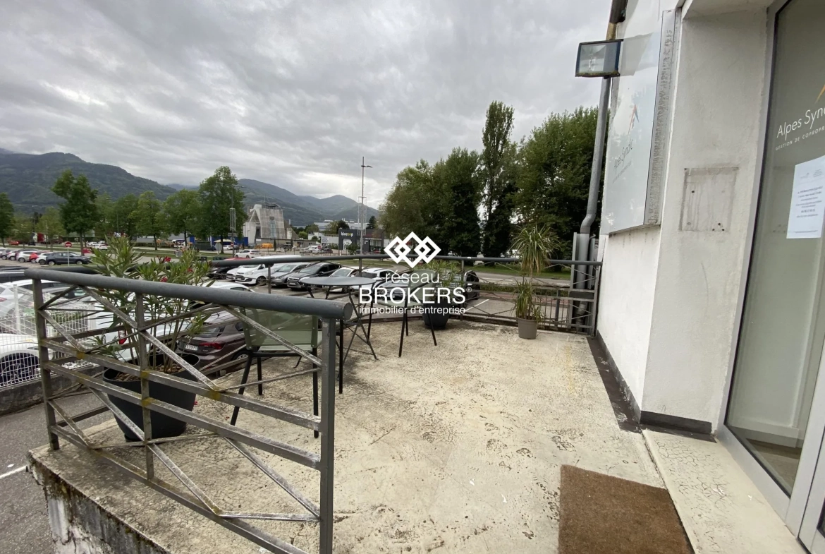 Bureaux commerciaux rénovés de 51 m² à Crolles - Emplacement stratégique 
