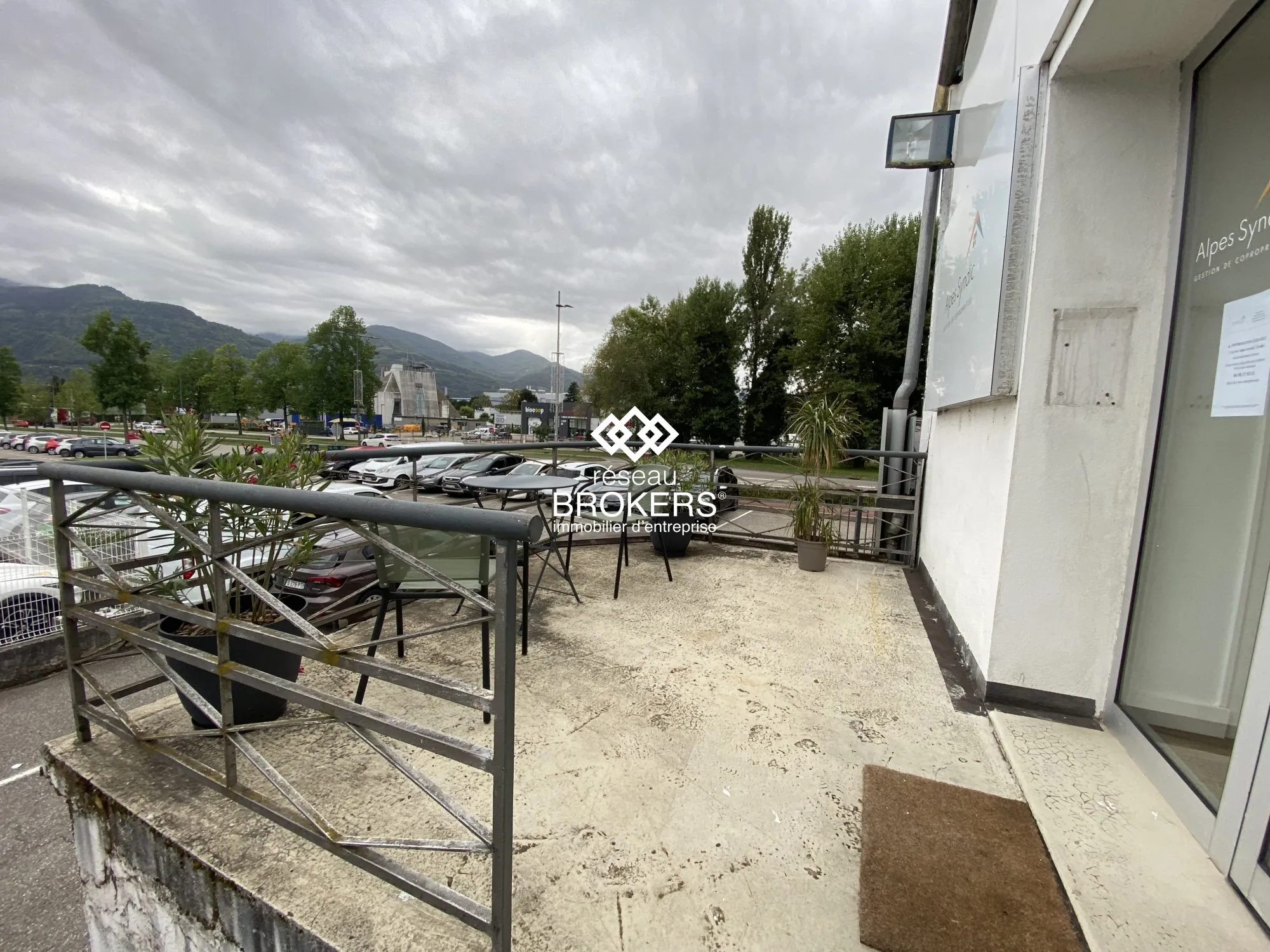 Bureaux commerciaux rénovés de 51 m² à Crolles - Emplacement stratégique 
