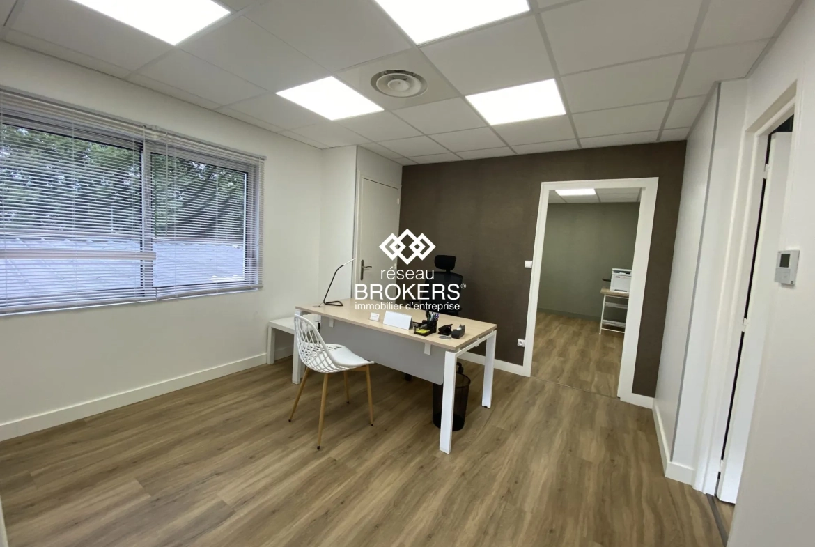 Bureaux commerciaux rénovés de 51 m² à Crolles - Emplacement stratégique 