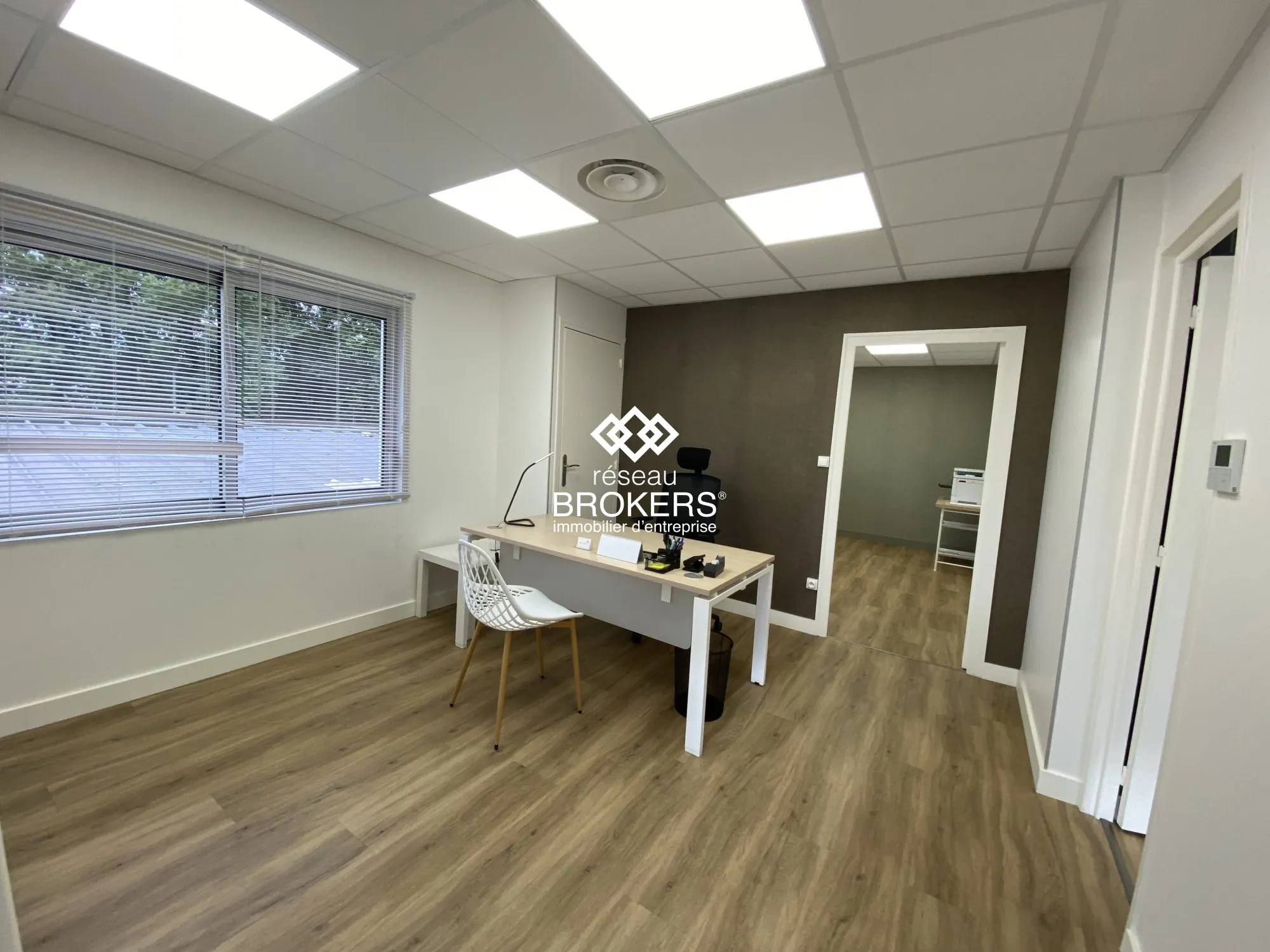 Bureaux commerciaux rénovés de 51 m² à Crolles - Emplacement stratégique 