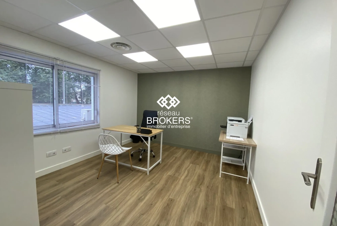 Bureaux commerciaux rénovés de 51 m² à Crolles - Emplacement stratégique 