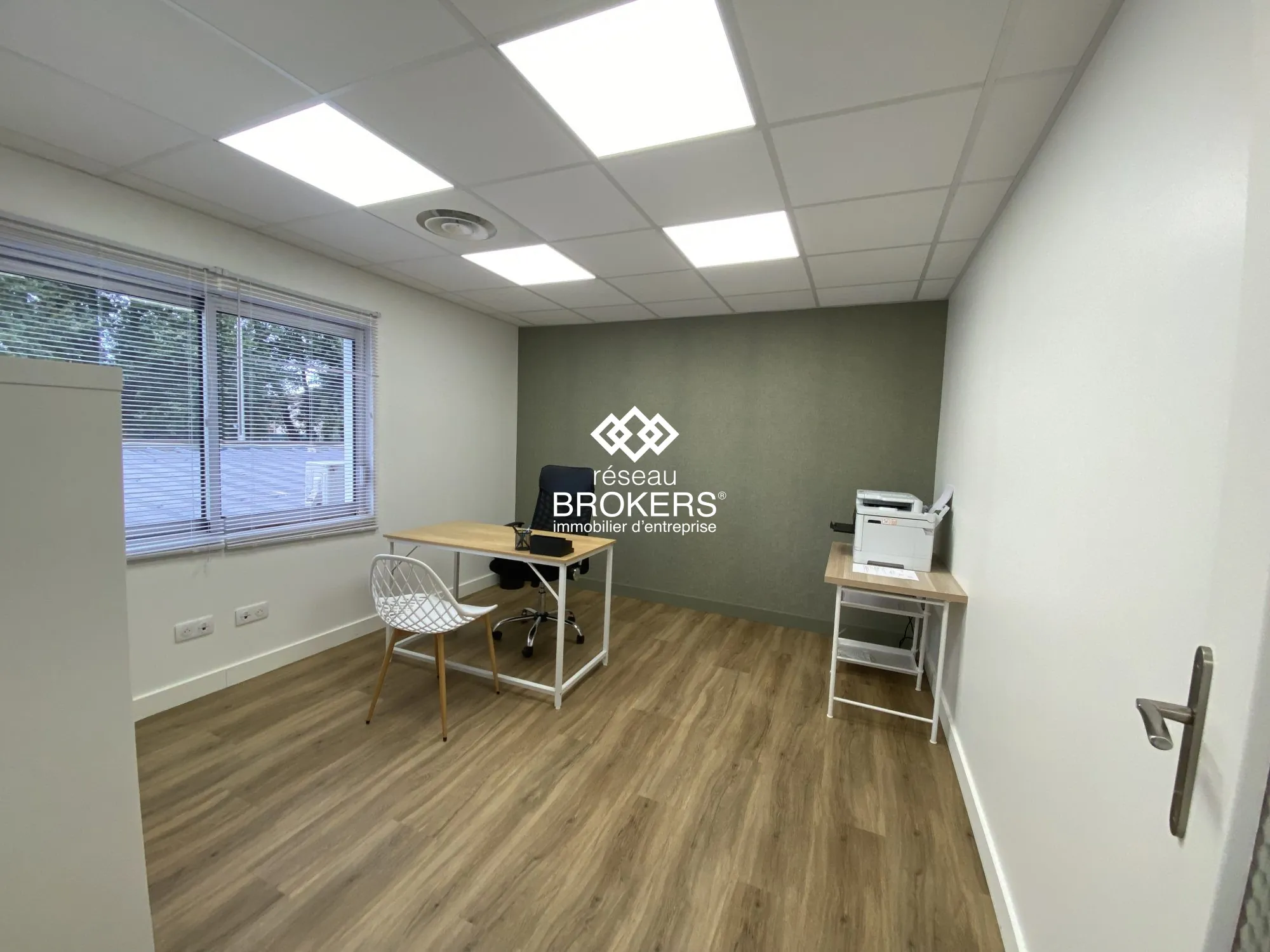 Bureaux commerciaux rénovés de 51 m² à Crolles - Emplacement stratégique 