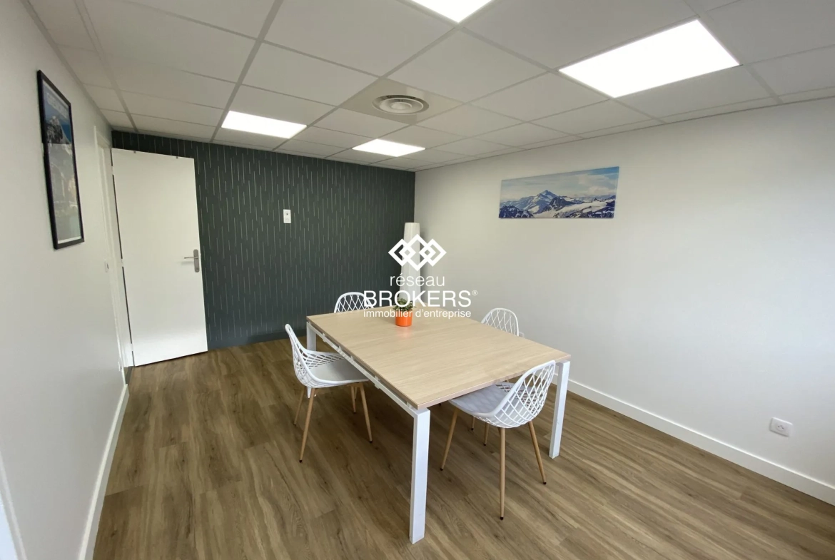 Bureaux commerciaux rénovés de 51 m² à Crolles - Emplacement stratégique 