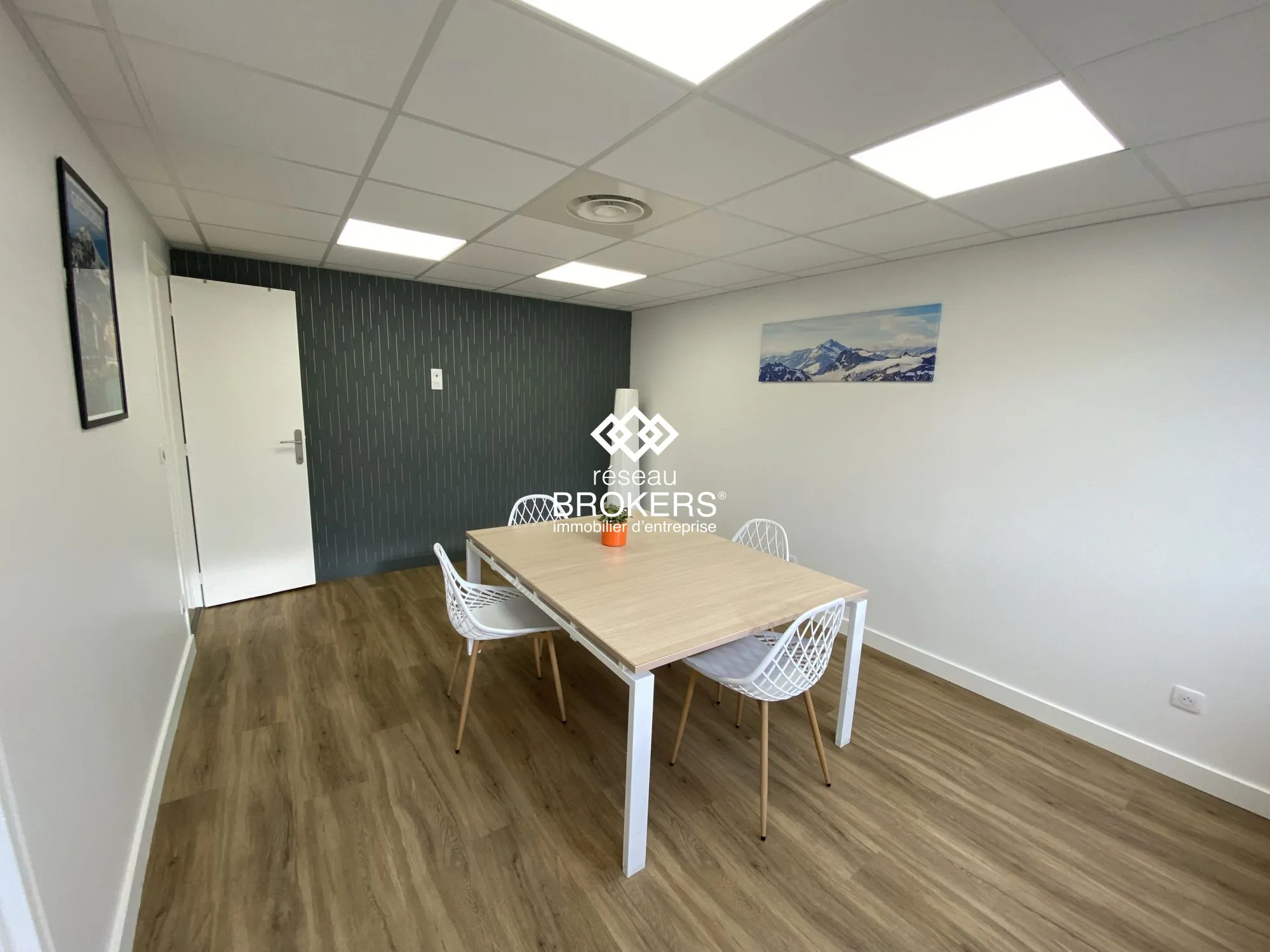 Bureaux commerciaux rénovés de 51 m² à Crolles - Emplacement stratégique 