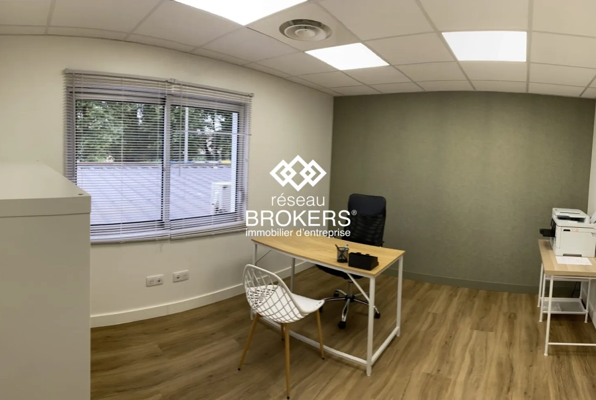 Bureaux commerciaux rénovés de 51 m² à Crolles - Emplacement stratégique 