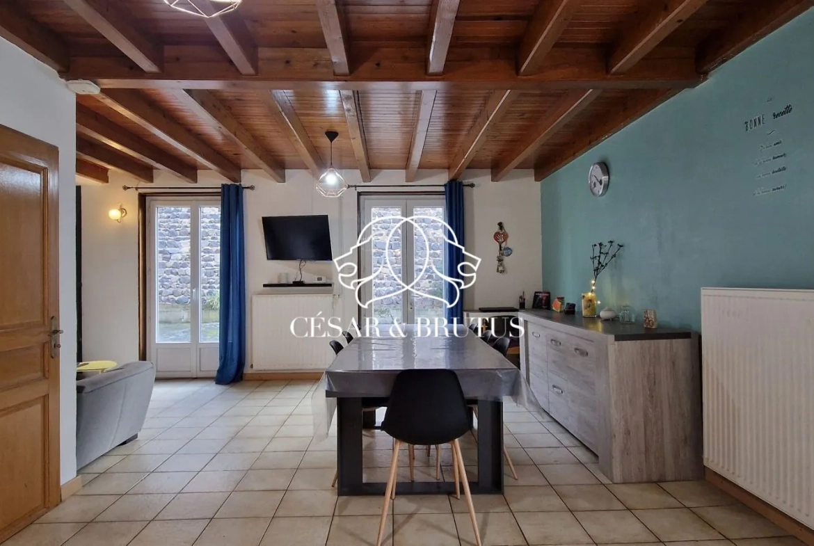 Charmante maison en pierre de 115 m² à Beaulieu avec jardin et atelier 