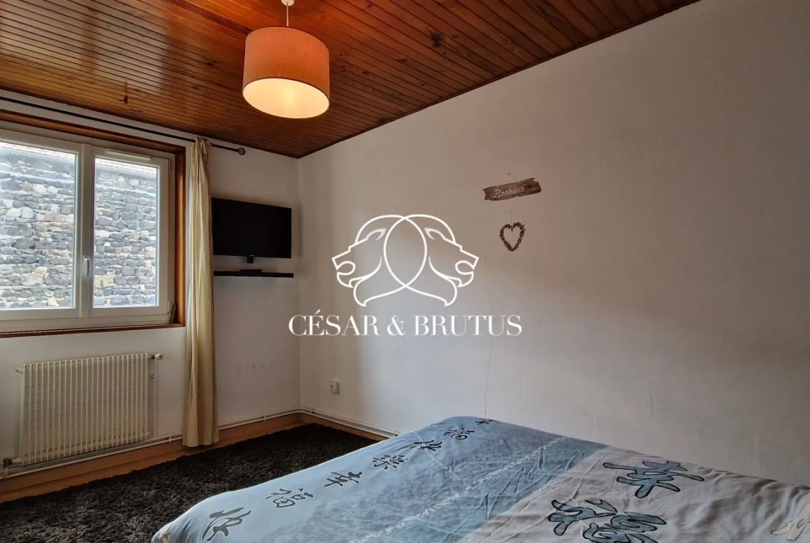 Charmante maison en pierre de 115 m² à Beaulieu avec jardin et atelier 