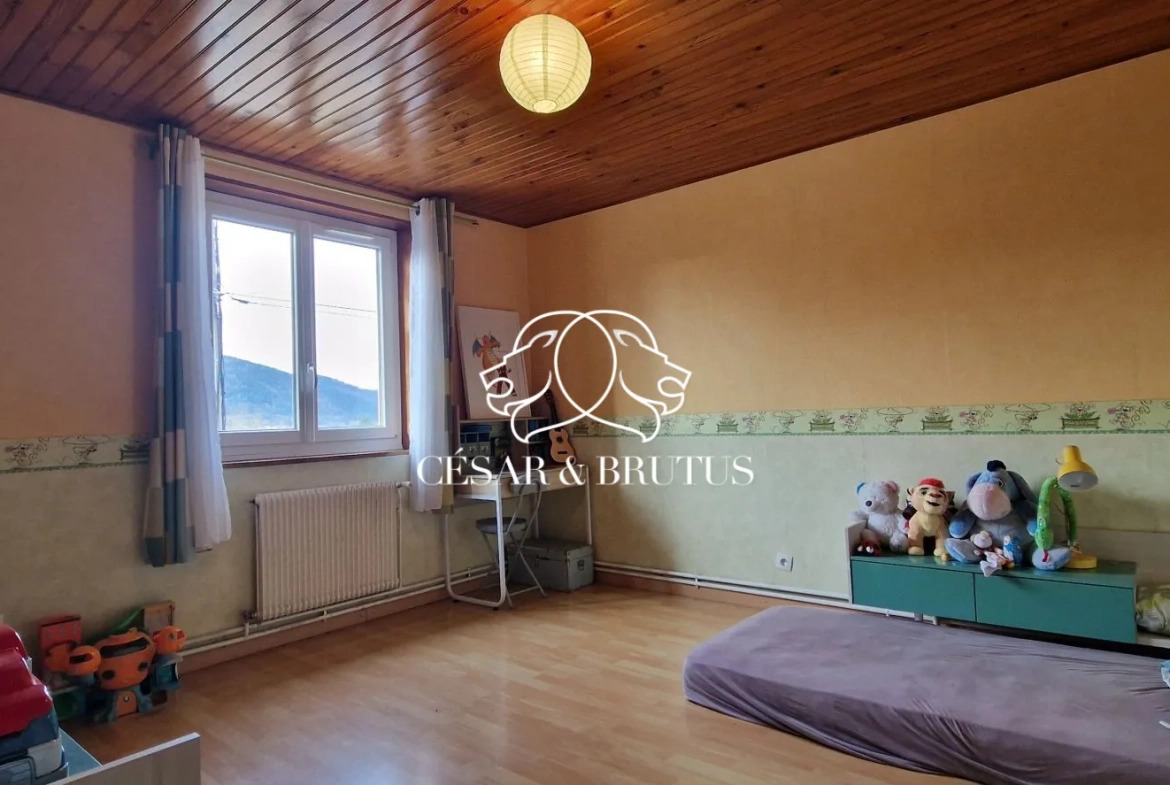 Charmante maison en pierre de 115 m² à Beaulieu avec jardin et atelier 