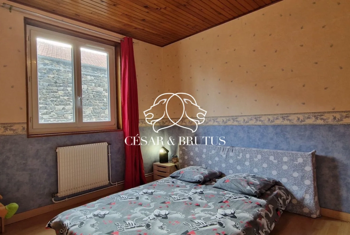 Charmante maison en pierre de 115 m² à Beaulieu avec jardin et atelier 