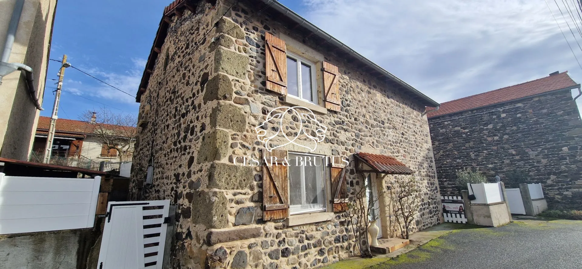 Charmante maison en pierre de 115 m² à Beaulieu avec jardin et atelier 