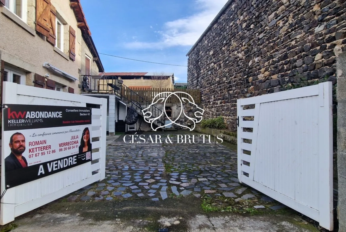 Charmante maison en pierre de 115 m² à Beaulieu avec jardin et atelier 