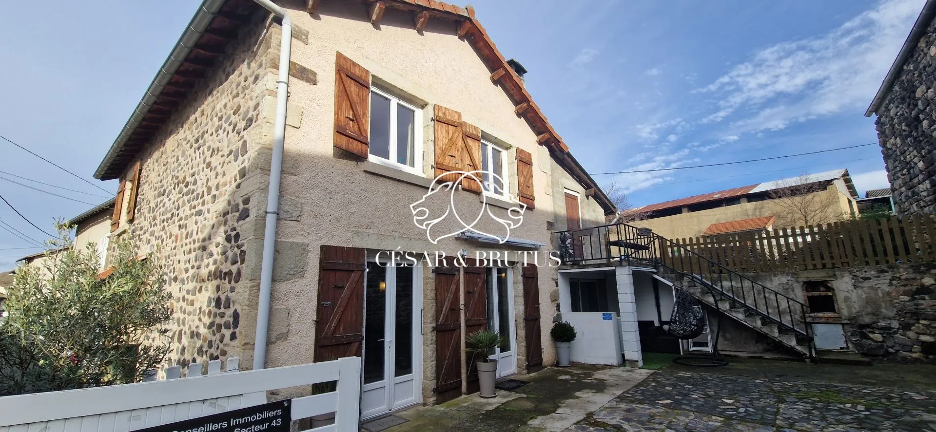 Charmante maison en pierre de 115 m² à Beaulieu avec jardin et atelier 