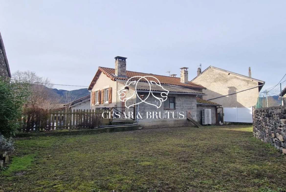 Charmante maison en pierre de 115 m² à Beaulieu avec jardin et atelier 