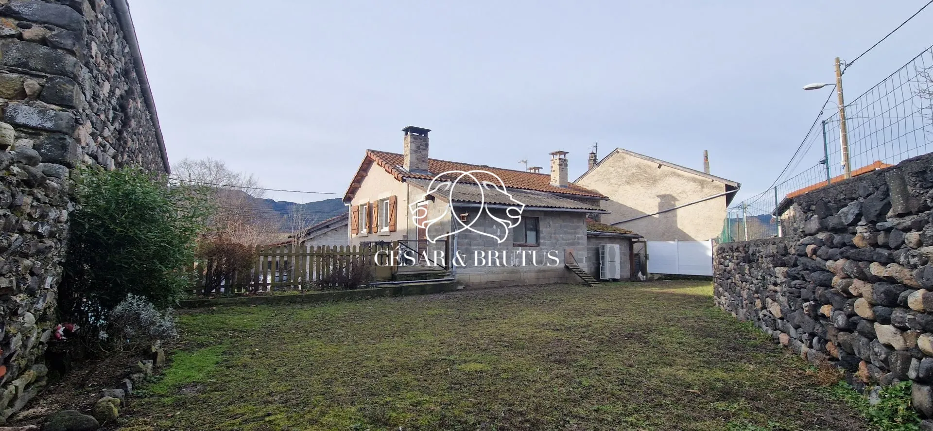 Charmante maison en pierre de 115 m² à Beaulieu avec jardin et atelier 