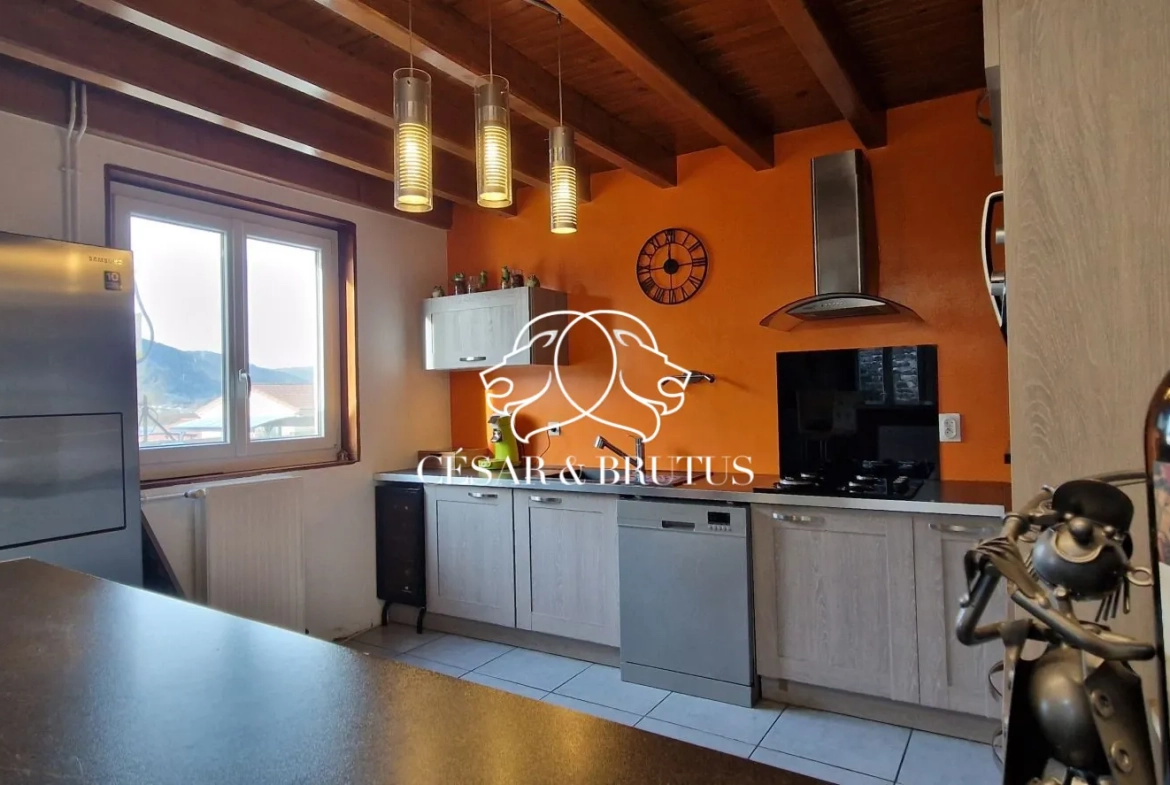 Charmante maison en pierre de 115 m² à Beaulieu avec jardin et atelier 