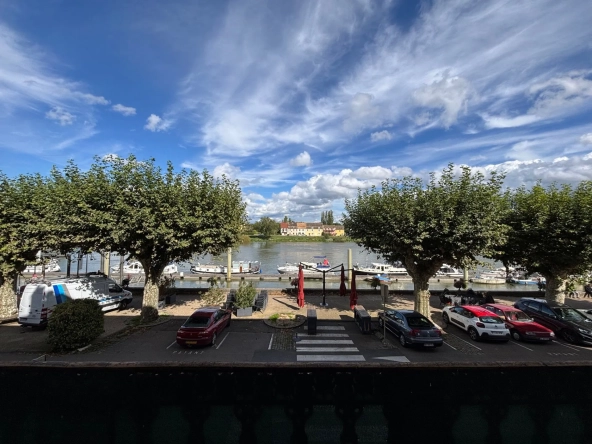 Bel appartement 3 pièces de 104 m² avec vue sur la Saône à Tournus