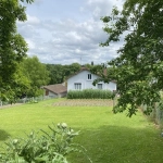 Maison en pierre de plain-pied avec terrain à Châteauneuf-la-Forêt