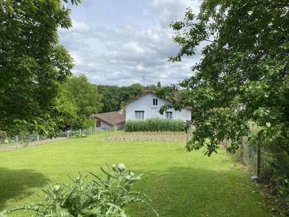 Maison en pierre de plain-pied avec terrain à Châteauneuf-la-Forêt