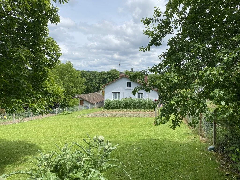 Maison en pierre de plain-pied avec terrain à Châteauneuf-la-Forêt 