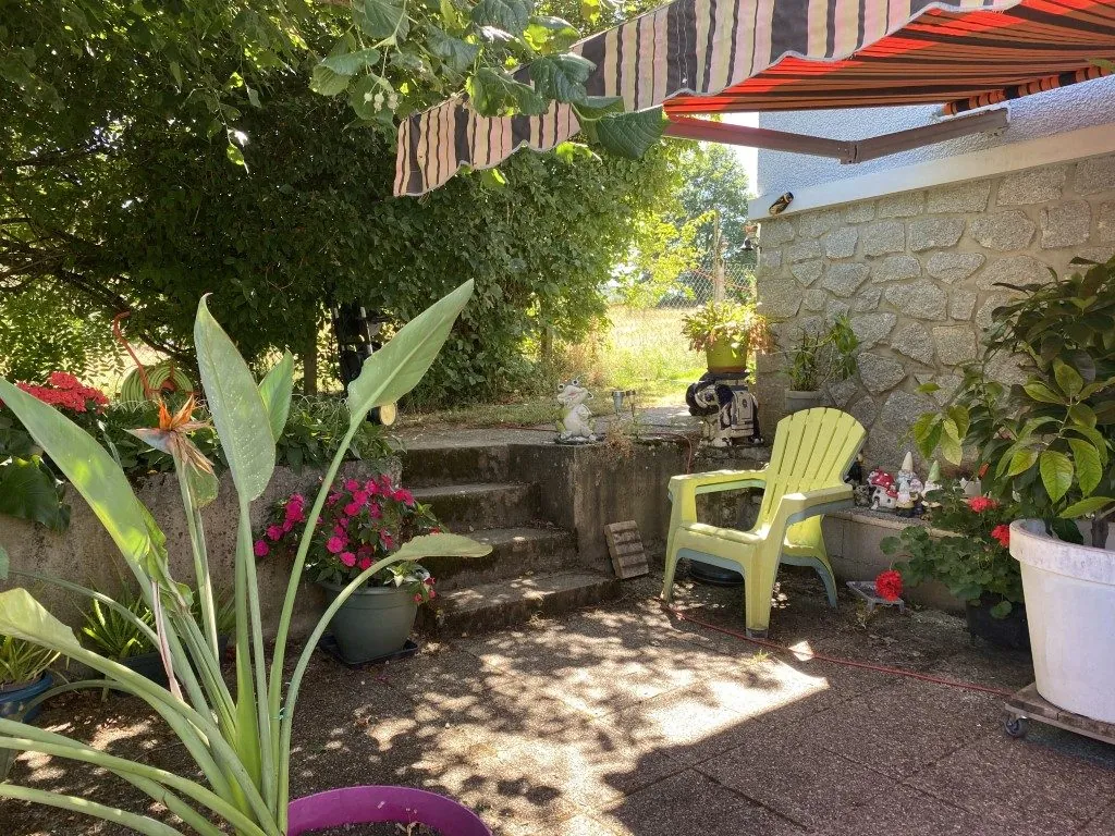 Maison en pierre de plain-pied avec terrain à Châteauneuf-la-Forêt 