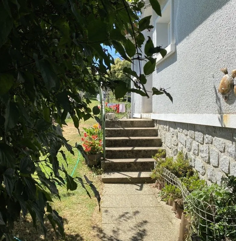 Maison en pierre de plain-pied avec terrain à Châteauneuf-la-Forêt 