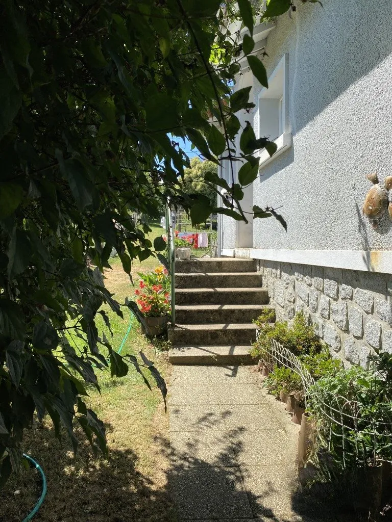 Maison en pierre de plain-pied avec terrain à Châteauneuf-la-Forêt 