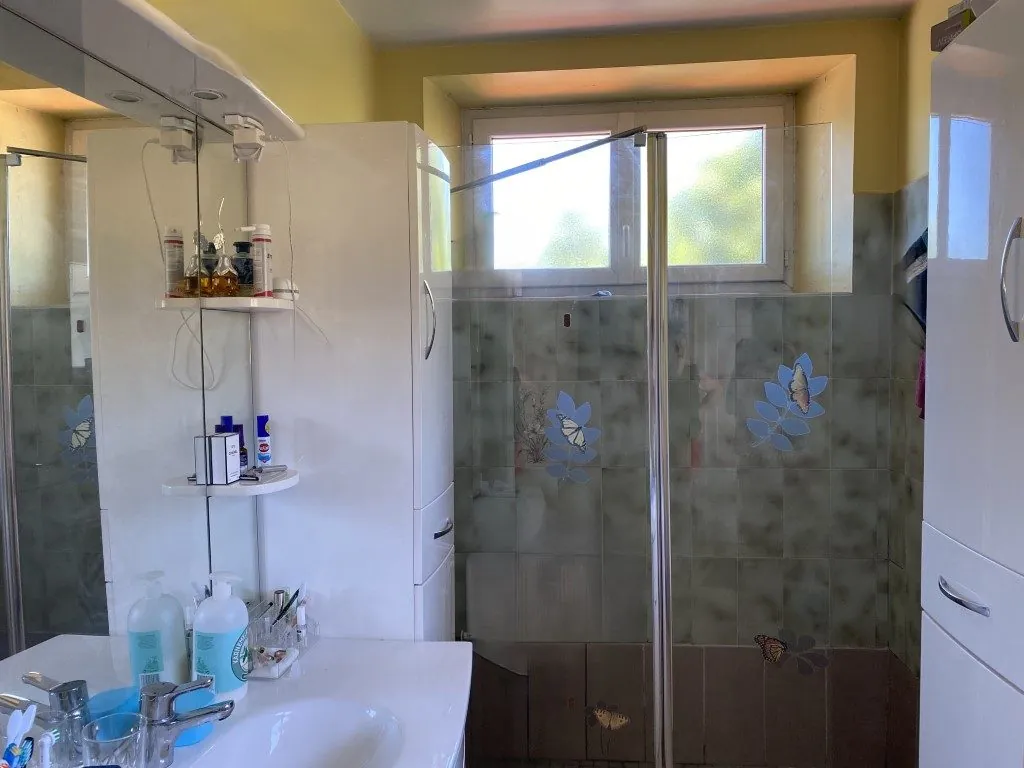 Maison en pierre de plain-pied avec terrain à Châteauneuf-la-Forêt 