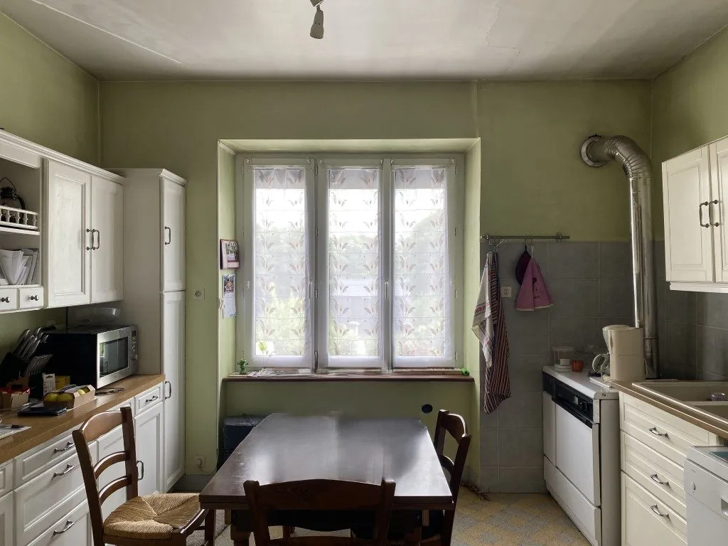 Maison en pierre de plain-pied avec terrain à Châteauneuf-la-Forêt 