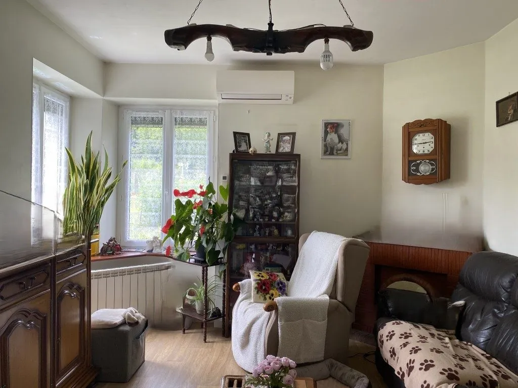 Maison en pierre de plain-pied avec terrain à Châteauneuf-la-Forêt 