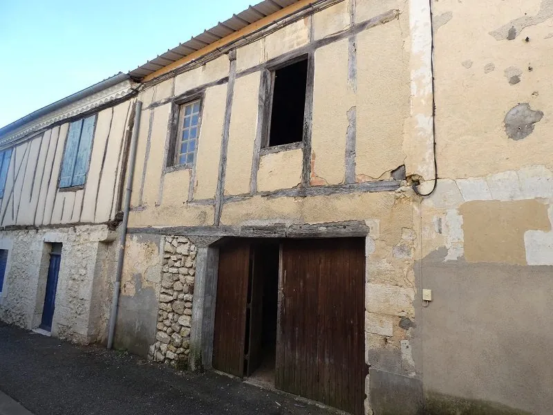Maison à vendre à Gondrin, village avec commerces et écoles, 72 m² à rénover 